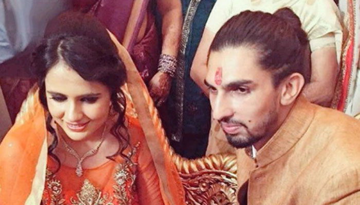 beautiful is Ishant Sharma's wife propose with flowers